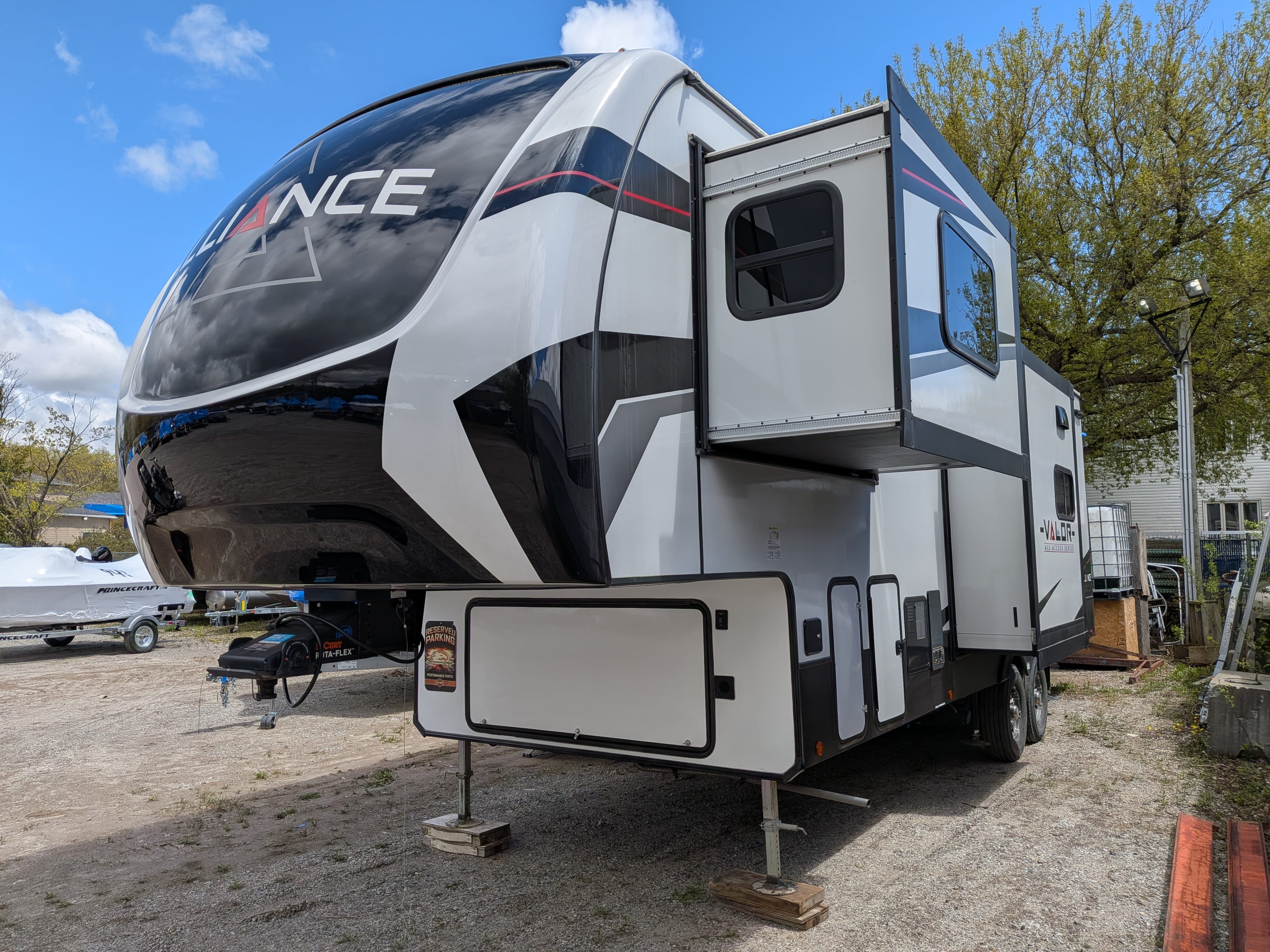 2023 Toy Hauler Alliance Valor, 31′, 3 extensions